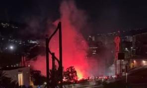 Clamoroso Napoli-Cagliari, bolgia sotto l'hotel dei sardi! Petardi e caos per disturbare | VIDEO