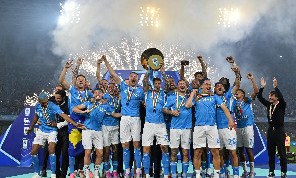 Il Napoli è campione d’Italia, Di Lorenzo alza la coppa dello scudetto: i momenti indimenticabili | FOTOGALLERY CN24