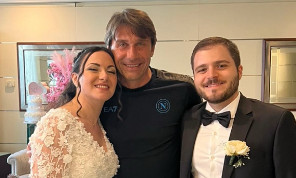 Conte in posa con gli sposi in hotel durante il ritiro pre Napoli-Cagliari: Magari porta bene | VIDEO