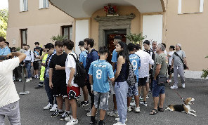 Il Napoli vorrebbe far sostenere le visite mediche a due nuovi acquisti prima di Dimaro, i dettagli