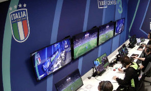 Inchiesta arbitri, rivelazione choc: Suggerimenti e codice dei segni in sala VAR