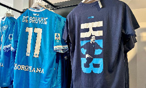 Store SSC Napoli a Dimaro, in vendita la nuova maglia! Tantissimi tifosi già arrivati | VIDEO