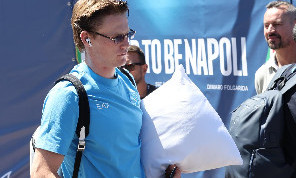 Arrivo Napoli a Dimaro: le cuffie di De Bruyne, il cuscino di McTominay e gli occhiali 'da neve' di Mazzocchi! | FOTOGALLERY CN24