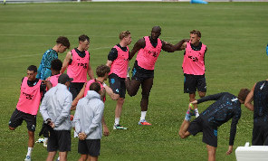 La 'prima' di Beukema, Lukaku si appoggia a Lang ed il Conte...piegato: le emozioni del pomeriggio di Dimaro | FOTOGALLERY CN24