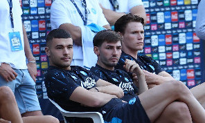 Simeone, Buongiorno, McTominay e Gilmour out per l'Arezzo: guardano l'amichevole da bordocampo | FOTO CN24
