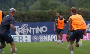 Lang-Lucca-Neres, che triangolazione! C'è feeling e si vede: super gol in allenamento | VIDEO