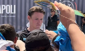 Delirio azzurro a Castel di Sangro, che ressa per gli autografi con McTominay e gli altri giocatori | VIDEO CN24
