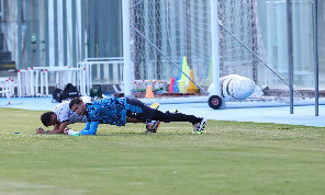 Meret ritorna in campo: mano fasciata e lavoro individuale per il portiere | FOTO CN24