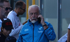 De Laurentiis torna a bordocampo: tuta SSC Napoli e tanto tempo al telefono per il patron | FOTOGALLERY CN24