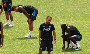 Le ripetute sotto il sole 'stremano' il Napoli, che facce per i calciatori distrutti dopo l'allenamento! | FOTOGALLERY CN24