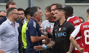 Napoli-Olympiacos, solo l’intervento di Politano evita la rissa: il resto dei giocatori era pronto a scatenare il Far West!