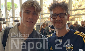 Hojlund in viaggio per Napoli, selfie con i tifosi azzurri in stazione | FOTO CN24