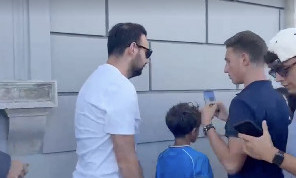Hojlund-Napoli, Manna lascia l'hotel: bel gesto verso i tifosi presenti | VIDEO CN24