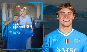 Hojlund è del Napoli! Lascia l'hotel direzione Nazionale: primo scatto coi tifosi dopo le firme | FOTO E VIDEO CN24