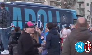 Napoli-Milan, la squadra è arrivata al Maradona! Grande accoglienza dei tifosi | VIDEO