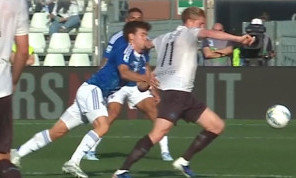 Moviola Como-Napoli: gomitata De Bruyne, judo contro McTominay e contatto Politano-Rodriguez