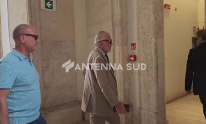 La Guardia di Finanza nella sede Filmauro: l'arrivo del presidente Aurelio De Laurentiis | VIDEO