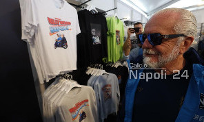 Aurelio De Laurentiis a Carciato! Il presidente della SSC Napoli ha fatto visita allo store: foto e autografi con i tifosi | FOTOGALLERY CN24