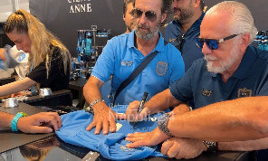De Laurentiis piomba di nuovo allo store! Tifosi in fila: centinaia di autografi e selfie a Dimaro | VIDEO CN24