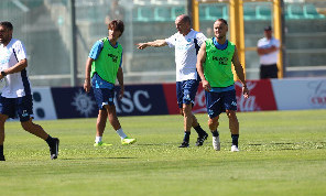Ritiro Castel di Sangro Napoli 2026, giorno 2: Allegri si sgola in campo, McTominay tenta la rovesciata! Hojlund e Alisson out, Mazzocchi lascia il campo, Rrahmani a piedi nudi | VIDEO