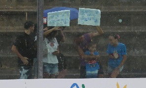 Pioggia torrenziale durante l'allenamento del Napoli a Castel di Sangro: trenta coraggiosi restano sugli spalti | FOTOGALLERY CN24