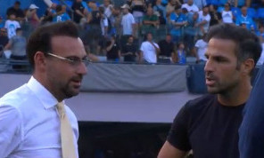 Colloquio Manna-Fabregas prima di Napoli-Como: fitta conversazione tra il ds azzurro e l'allenatore spagnolo | FOTO