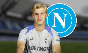 Calciomercato Napoli, nel mirino c'è un centrocampista del Tottenham: l'hanno puntato anche Barcellona e Juventus