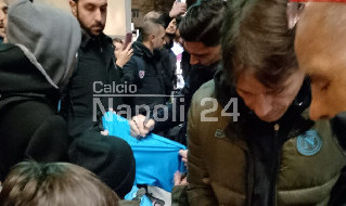 Napoli arrivato a Genova, c'Ã¨ Kvara! Accoglienza magnifica, bel gesto degli azzurri | VIDEO ESCLUSIVO