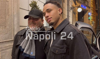 Okafor a Napoli, primo abbraccio coi tifosi: Sono molto felice, non vedo l'ora! Sul numero 9... | VIDEO CN24