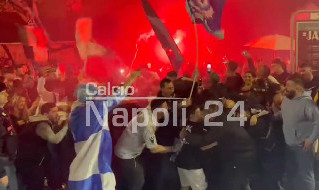 Delirio azzurro a Capodichino, i tifosi accolgono il Napoli al ritorno in cittÃ : assalto d'affetto ai taxi dei giocatori | VIDEO CN24