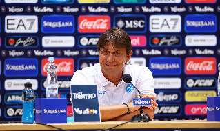 Conte: Scudetto? Quest'anno siamo favoriti tra i favoriti. De Laurentiis non mi ha dato obiettivi. Ho coniato un altro motto in napoletano. De Bruyne? Non cadiamo nel provincialismo... | VIDEO