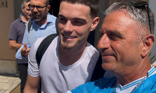Gutierrez lascia Villa Stuart dopo 6 ore! Subito l'abbraccio coi tifosi del Napoli, ora la firma e l'annuncio | VIDEO CN24