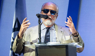 De Laurentiis: Allegri aziendalista, non dobbiamo comprare nessuno e venderne tanti! Voglio stadio e centro sportivo! Festa il 1 agosto in cittÃ , film al cinema a fine ottobre | VIDEO