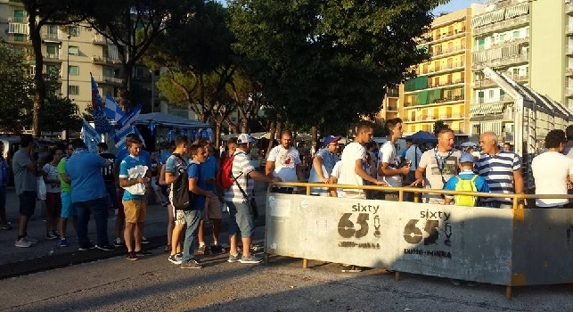 FOTO - Esordio al San Paolo, folla all'esterno della Curva B