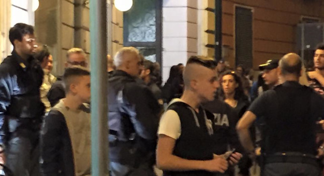 VIDEO CN24 - I bianconeri arrivano in Hotel, cori pro-Juve anche a Napoli: Devi vincere!