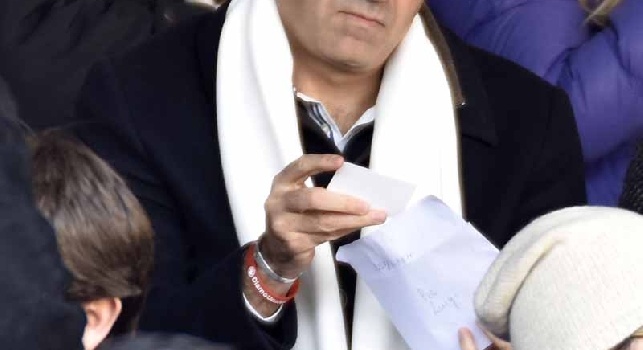 FOTO - Manifesto con De Magistris e maglietta dell'Inter: Da cinque anni ci prendi per il culo, con te lo stadio non si rifà di sicuro