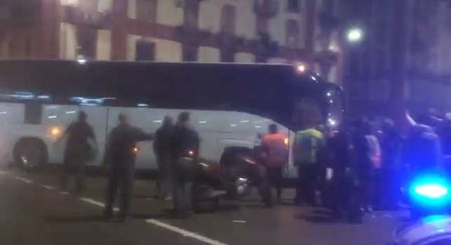VIDEO CN24 - La Juve arriva al San Paolo, accoglienza bollente per i bianconeri: segni di uova sul pullman