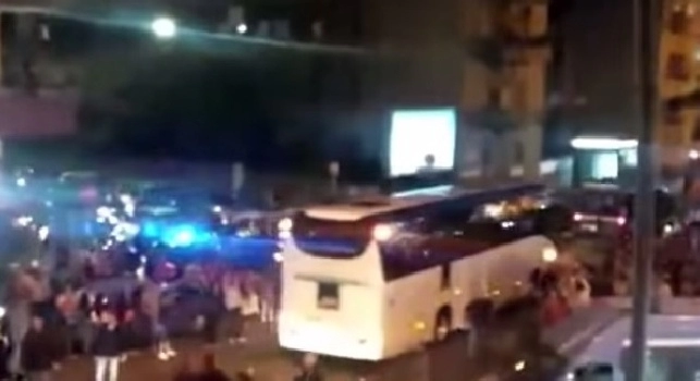 VIDEO - Il pullman della Juventus lascia Napoli tra fischi, sfottò e 'scorta' incredibile di motorini