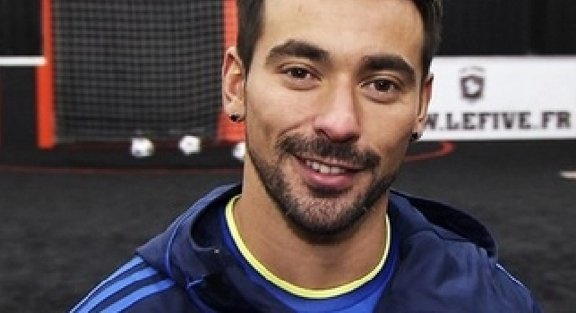 FOTO - Lavezzi 'smascherato' su Twitter da una modella argentina: immagini hot in perizoma. C'è anche De Sanctis!