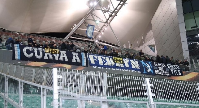 FOTO - Gli ultras del Napoli arrivano alla Pepsi Arena, spettacolo azzurro sugli spalti