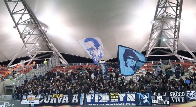 FOTO - Gli ultras del Napoli a Varsavia espongono la bandiera raffigurante Pasquale D'Angelo