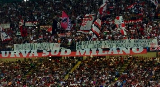 Il Napoli umilia il Milan, i tifosi rossoneri contestano la squadra