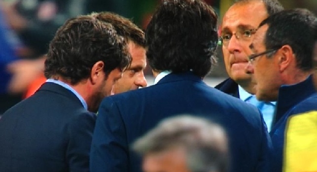 Sarri furioso con Rizzoli, l'arbitro fischia la fine del primo tempo e si reca dall'allenatore azzurro