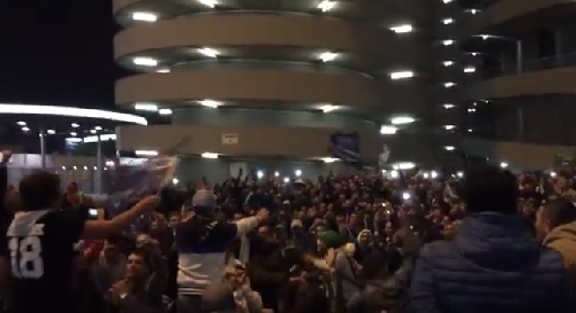 VIDEO DA BRIVIDI - Migliaia di tifosi del Napoli esultano all'esterno di San Siro: coro magnifico a Milano
