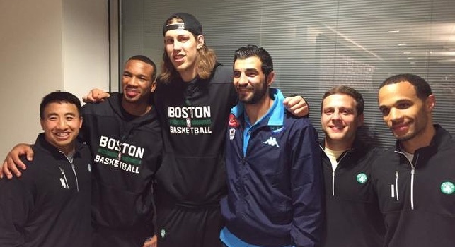 FOTO - Ospiti d'eccezione negli spogliatoi del Napoli: Albiol posa con i Boston Celtics
