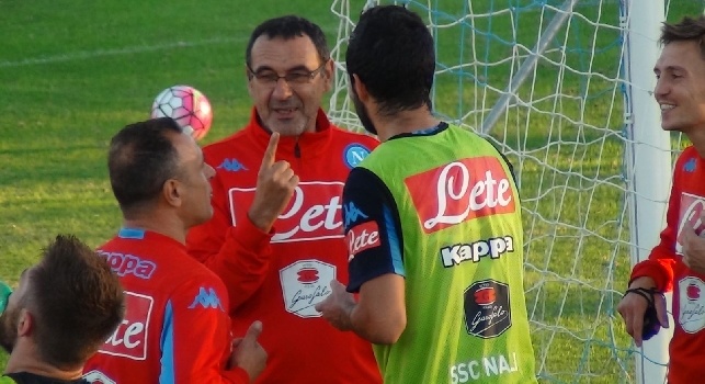 FOTOGALLERY CN24 - Sei stato richiamato Raul...: Albiol e Sarri scherzano nel post-partitella