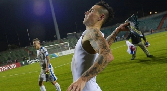 CorSport - E' un Hamsik felice questo: i compagni gli indicano la 'scia' da seguire...