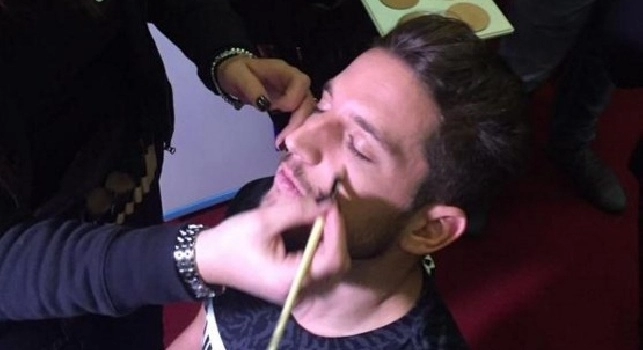 FOTOGALLERY - Allan con la parrucca, Hamsik travestito: i primi scatti del backstage del calendario del Napoli