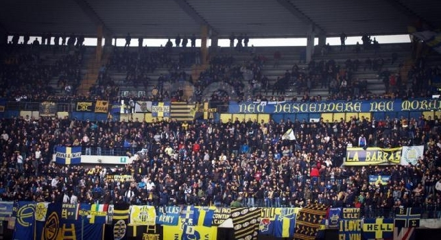 FOTO - Verona,  striscione choc dei tifosi alla squadra: Perdi a Napoli e poi...