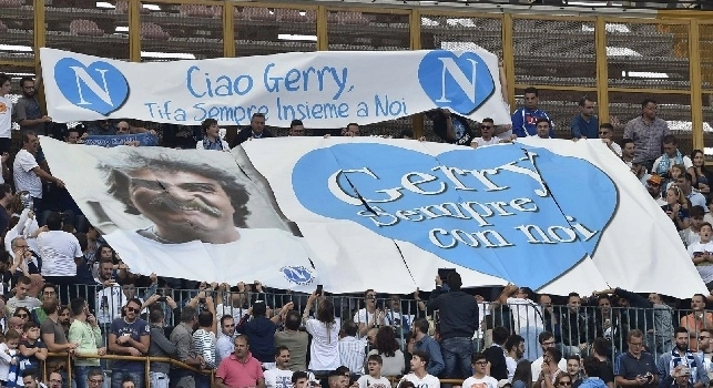 FOTO CN24 - Gerry sempre con noi: scenografia commemorativa in Curva B per un tifoso del Napoli